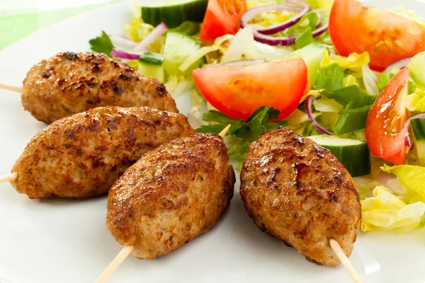 Gebratener Kebab mit Gemüse — Stockfoto