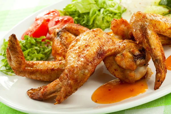 Roasted chicken wings with vegetables — Stock Photo, Image