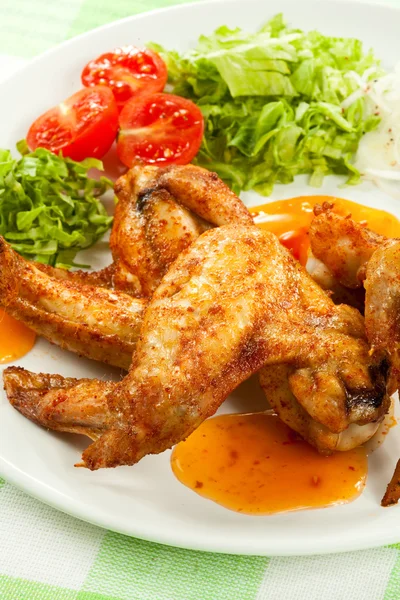 Rostade kycklingvingar med grönsaker — Stockfoto