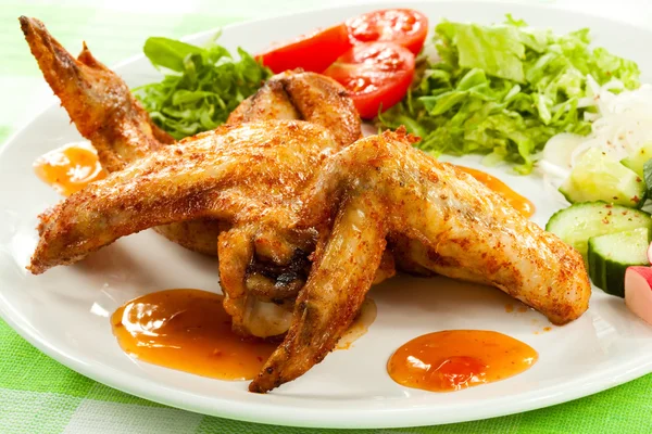 Rostade kycklingvingar med grönsaker — Stockfoto