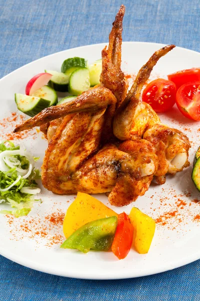 Roasted chicken wings with vegetables — Stock Photo, Image