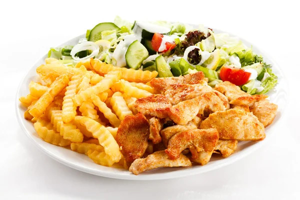 Carne grelhada com batatas fritas e salada de legumes — Fotografia de Stock