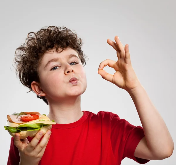 Menino comendo sanduíche — Fotografia de Stock