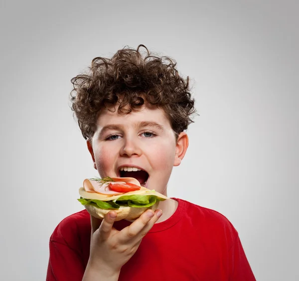 男孩吃三明治 — 图库照片