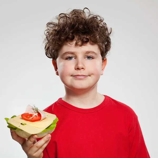 Junge isst großes Sandwich — Stockfoto