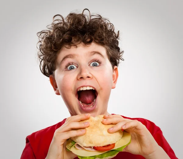 Menino comendo sanduíche grande — Fotografia de Stock