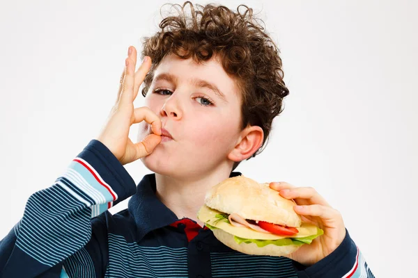 Fiú eszik nagy szendvics — Stock Fotó
