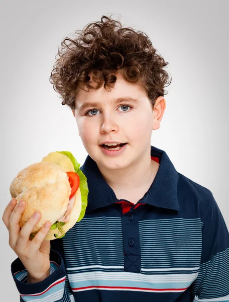 Junge isst großes Sandwich — Stockfoto