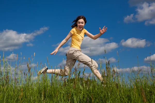 Ragazza saltare all'aperto — Foto Stock