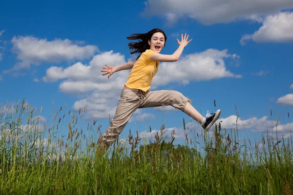 Chica saltando al aire libre —  Fotos de Stock