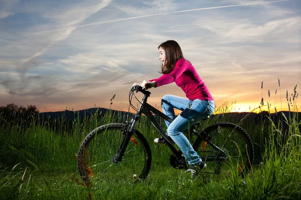 Fille vélo d'équitation — Photo