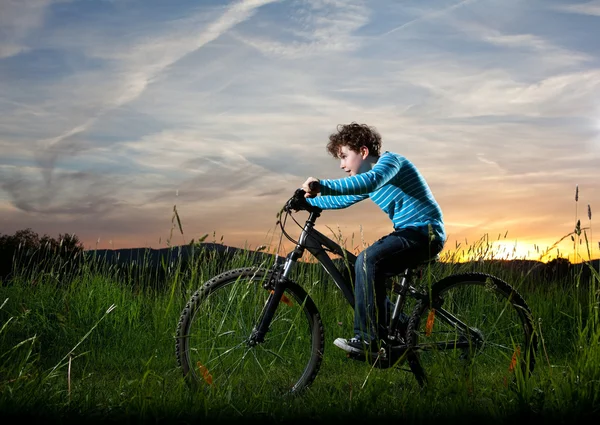 Jonge jongen rijden fiets — Stockfoto