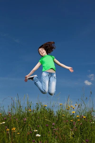 Menina pulando ao ar livre — Fotografia de Stock