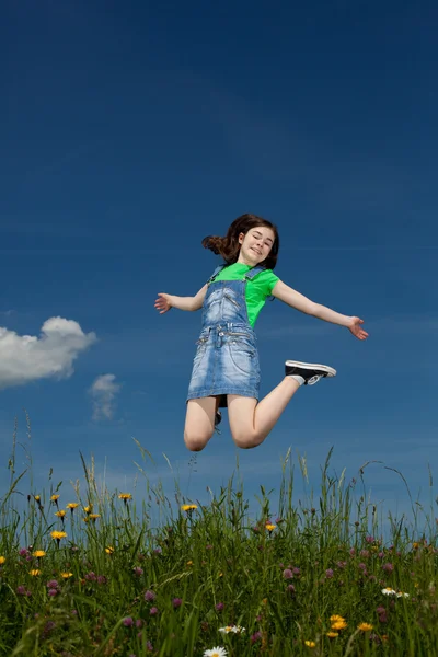 Meisje buiten springen — Stockfoto