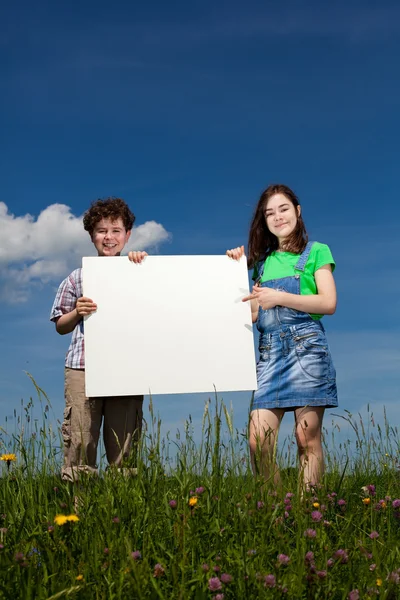 Děti drží nástěnka — Stock fotografie