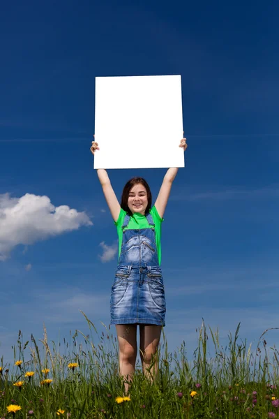 Dívka hospodářství prázdná deska — Stock fotografie