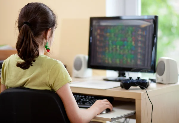 Ragazza utilizzando il computer — Foto Stock