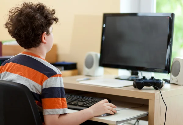 Girl using computer — Stock Photo, Image