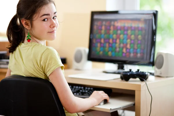 Meisje met computer — Stockfoto