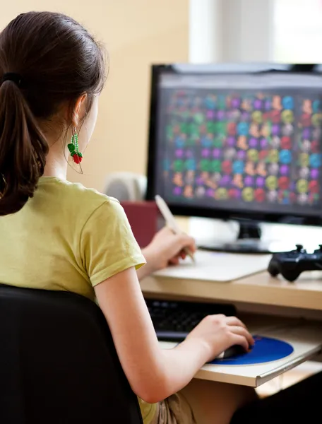 Ragazza utilizzando il computer — Foto Stock