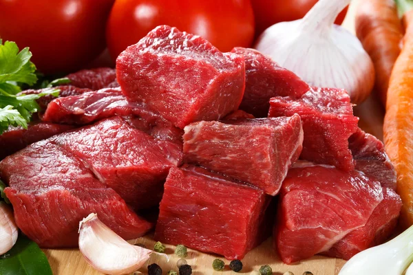 Rohes Rindfleisch auf Schneidebrett — Stockfoto