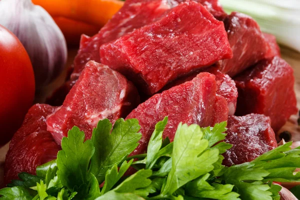 Raw beef on cutting board — Stock Photo, Image