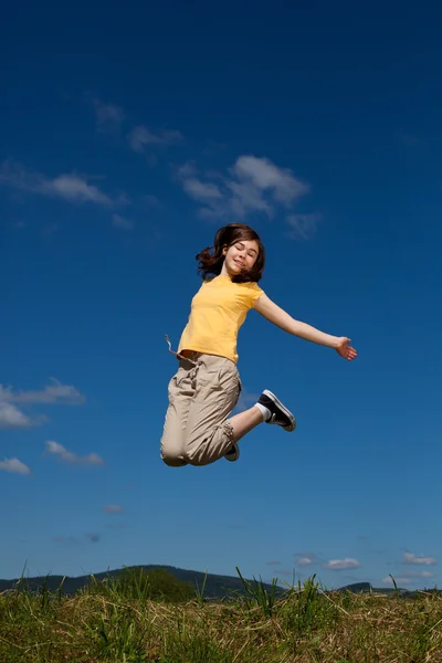 Menina pulando ao ar livre — Fotografia de Stock