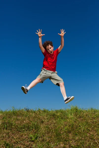 男孩跳蔚蓝色的天空 — 图库照片