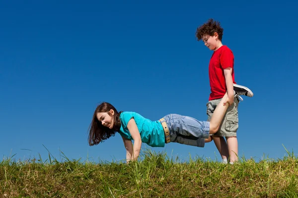 Ragazza e ragazzo salto, corsa — Foto Stock