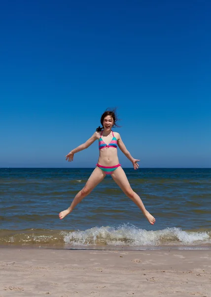 Dívka si hraje na pláži — Stock fotografie