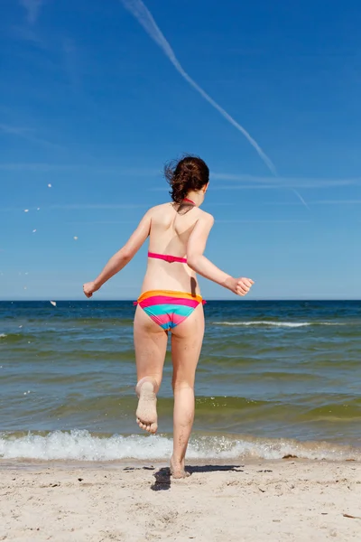 Menina jogando na praia — Fotografia de Stock