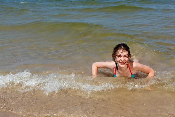 Fille jouer sur la plage — Photo