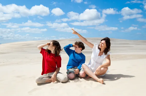 Madre con bambini seduti e guardando all'aperto — Foto Stock