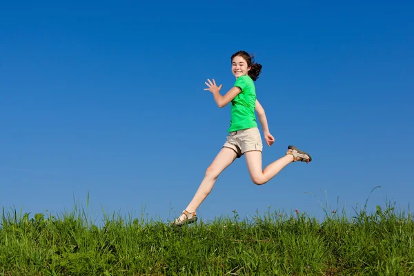 Menina saltando contra o céu azul — Fotografia de Stock