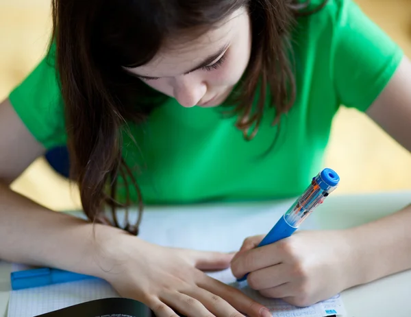 Meisje doet huiswerk — Stockfoto