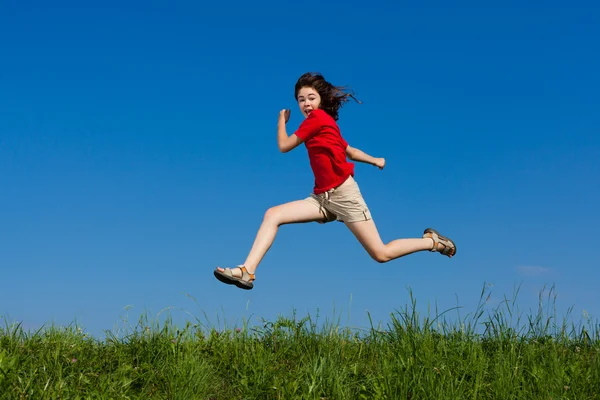 Дівчина стрибає на блакитне небо — стокове фото