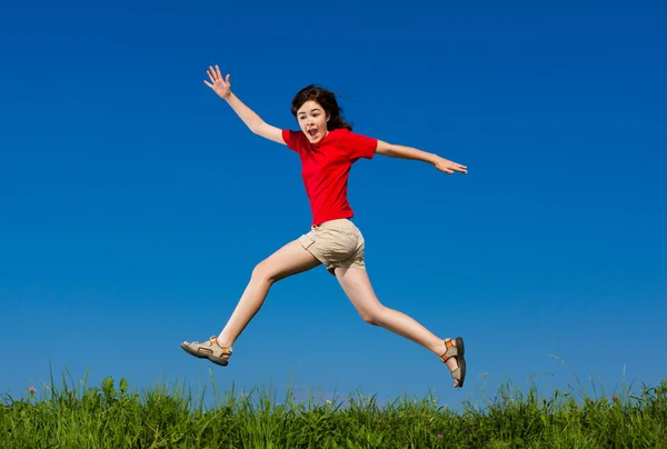 Menina saltando contra o céu azul — Fotografia de Stock