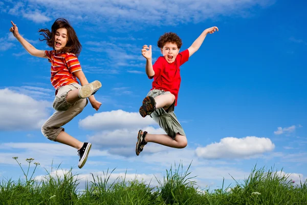Kız ve oğlan atlama — Stok fotoğraf
