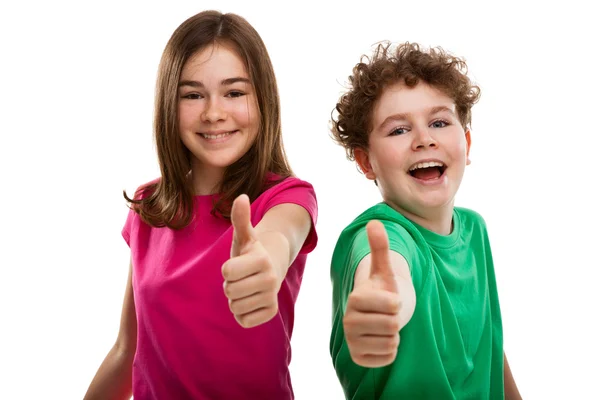 Mädchen und Junge mit erhobenen Daumen — Stockfoto