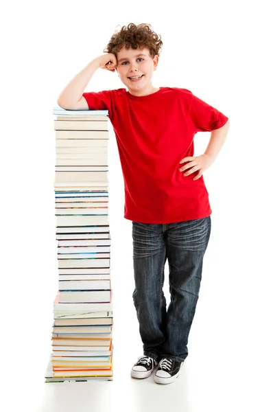 Étudiant debout près de pile de livres — Photo