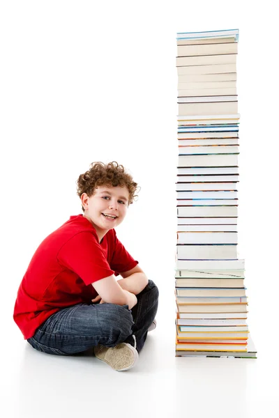 Estudiante cerca de la pila de libros — Foto de Stock