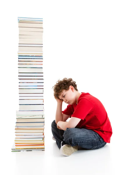 Studente vicino al mucchio di libri — Foto Stock