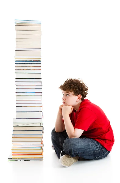 Student in de buurt van de stapel boeken — Stockfoto