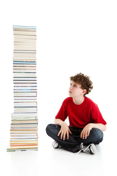 Student in der Nähe des Bücherstapels — Stockfoto