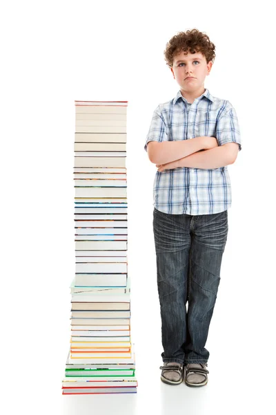 Estudante perto da pilha de livros — Fotografia de Stock