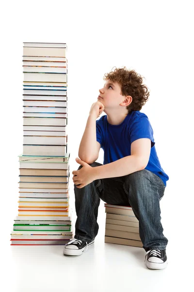 Studente vicino al mucchio di libri — Foto Stock