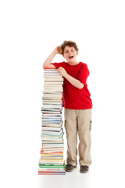 Kitapların çakma yakın duran öğrenci — Stok fotoğraf