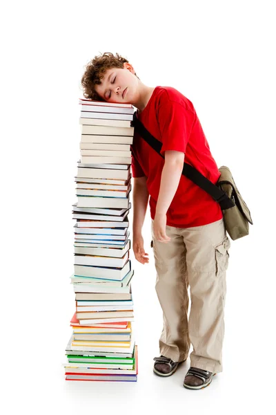 Student permanent dicht bij stapel van boeken — Stockfoto