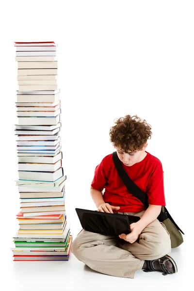 Αγόρι κάθεται κοντά στο σωρό των βιβλίων — Φωτογραφία Αρχείου