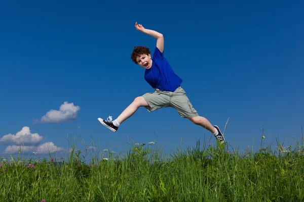 Αγόρι, jumping, λειτουργίας μπλε ουρανό — Φωτογραφία Αρχείου